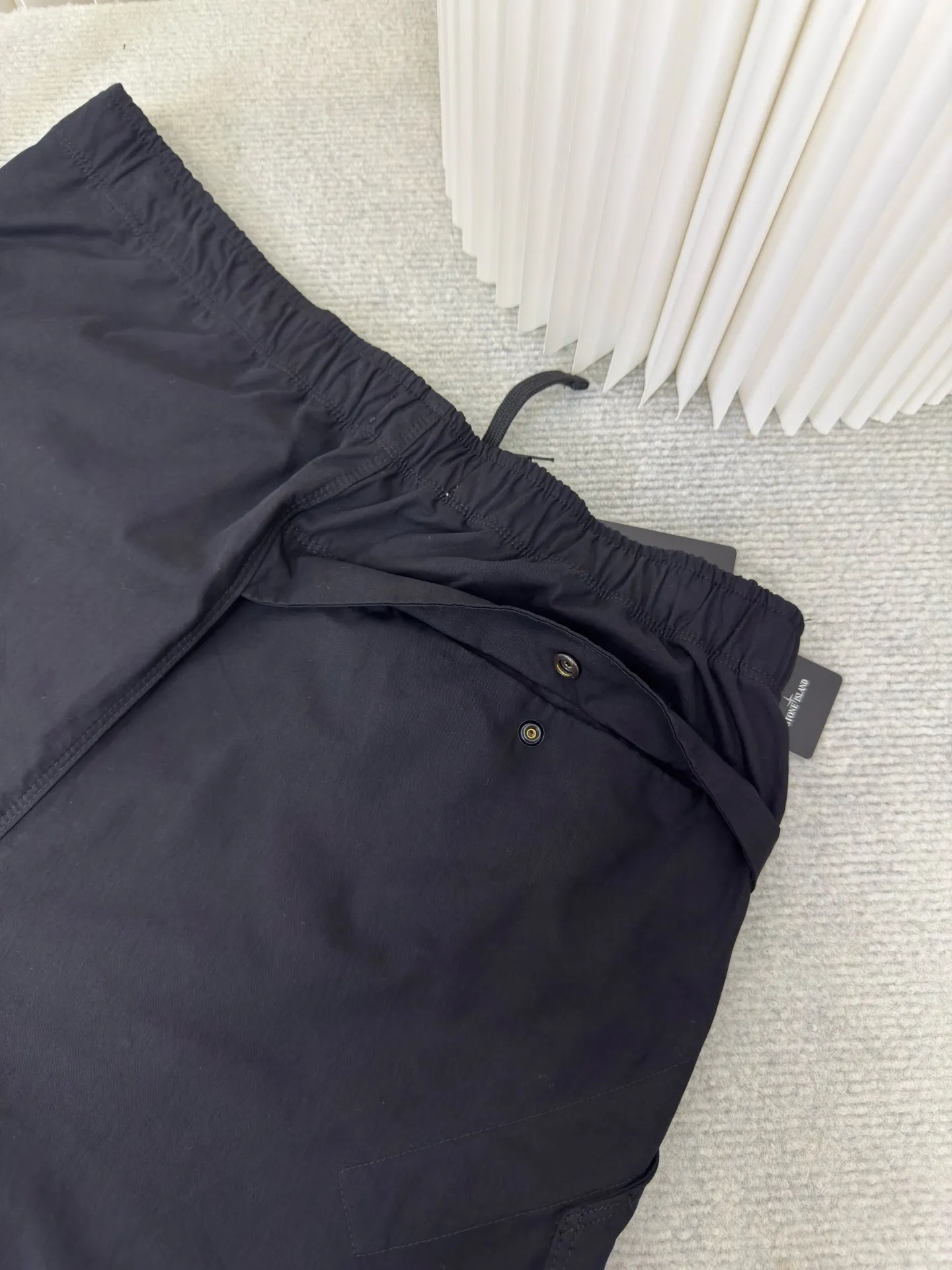 P450 Stonelsland emblem casual trousers, genuine version - physical counter - top luxury quality 🆚Instant sale of all versions on the market. Customized Yunmian Yixu moisture-permeable soft satin, refreshing and breathable, comfortable and skin-friendly. The black base is calm and atmospheric. The iconic Stonesland emblem on the side of the trousers is like a unique medal, highlighting the brand's imprint. Abandoning complexity, simple lines outline a neat version, and outline a casual and free style. Calmly interpret a unique style chapter. Size: 34 36 38 40